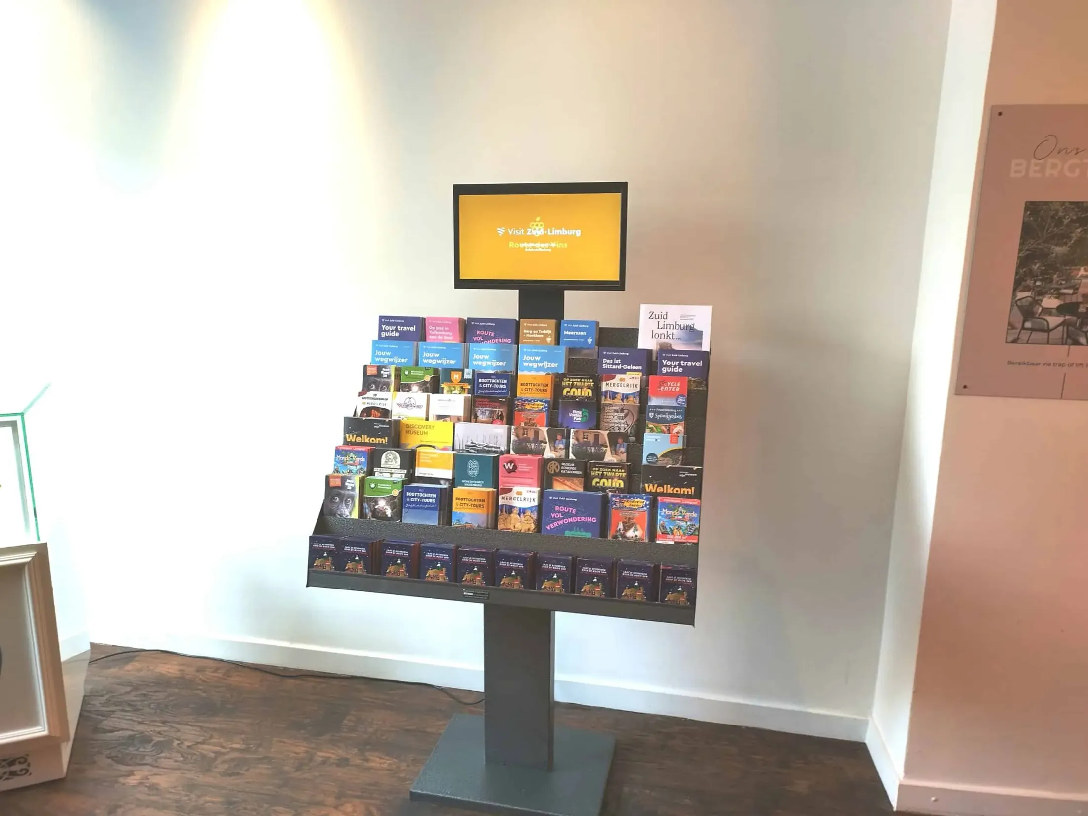 Folderdisplay met digitaal scherm op locatie