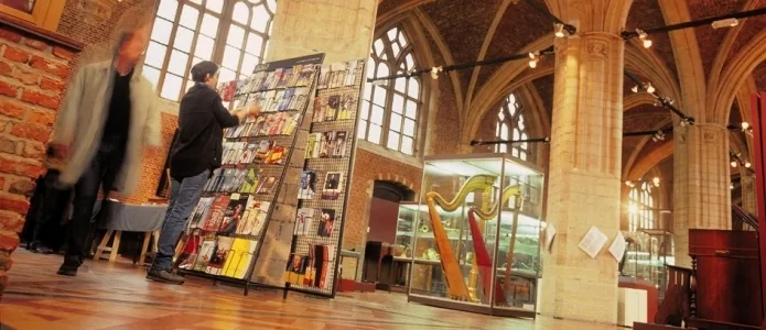 Folderrek bij een culturele locatie